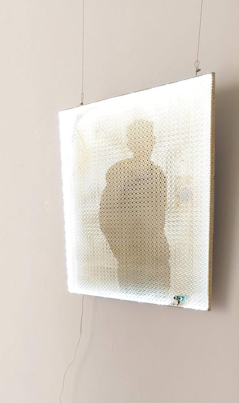 Image depicting the artwork named Παρέσια Πασιπουλαρίδου - "Chiaroscuro", 2025, μεταλλικό πλέγμα, καθρέφτης, μεταλλικός σκελετός, ξύλο, αισθητήρας απόστασης, πλακέτα μικροελεγκτή Arduino, ταινία φωτισμού LED.