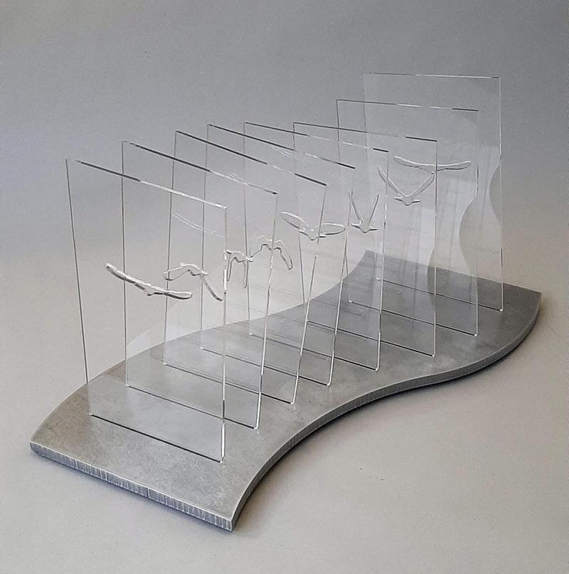 Image depicting the artwork named Ραφτόπουλος Φώτης - "¼ του δευτερολέπτου", γλυπτο, χωρικό ανάπτυγμα, αλουμίνιο και διάφανο ακρυλικό, κοπή με Laser, 40x35x25cm.